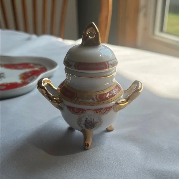 Elegant Red and Gold Tea Set - Picture 5 of 5